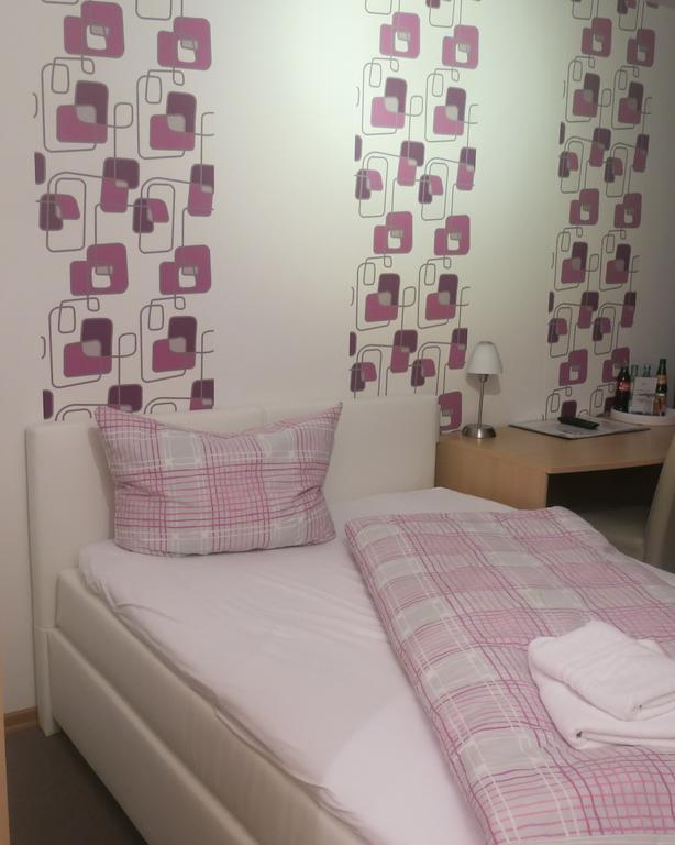Hotel Ackermann Riedstadt ภายนอก รูปภาพ