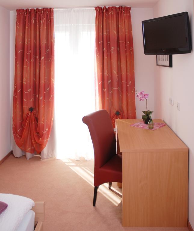 Hotel Ackermann Riedstadt ภายนอก รูปภาพ