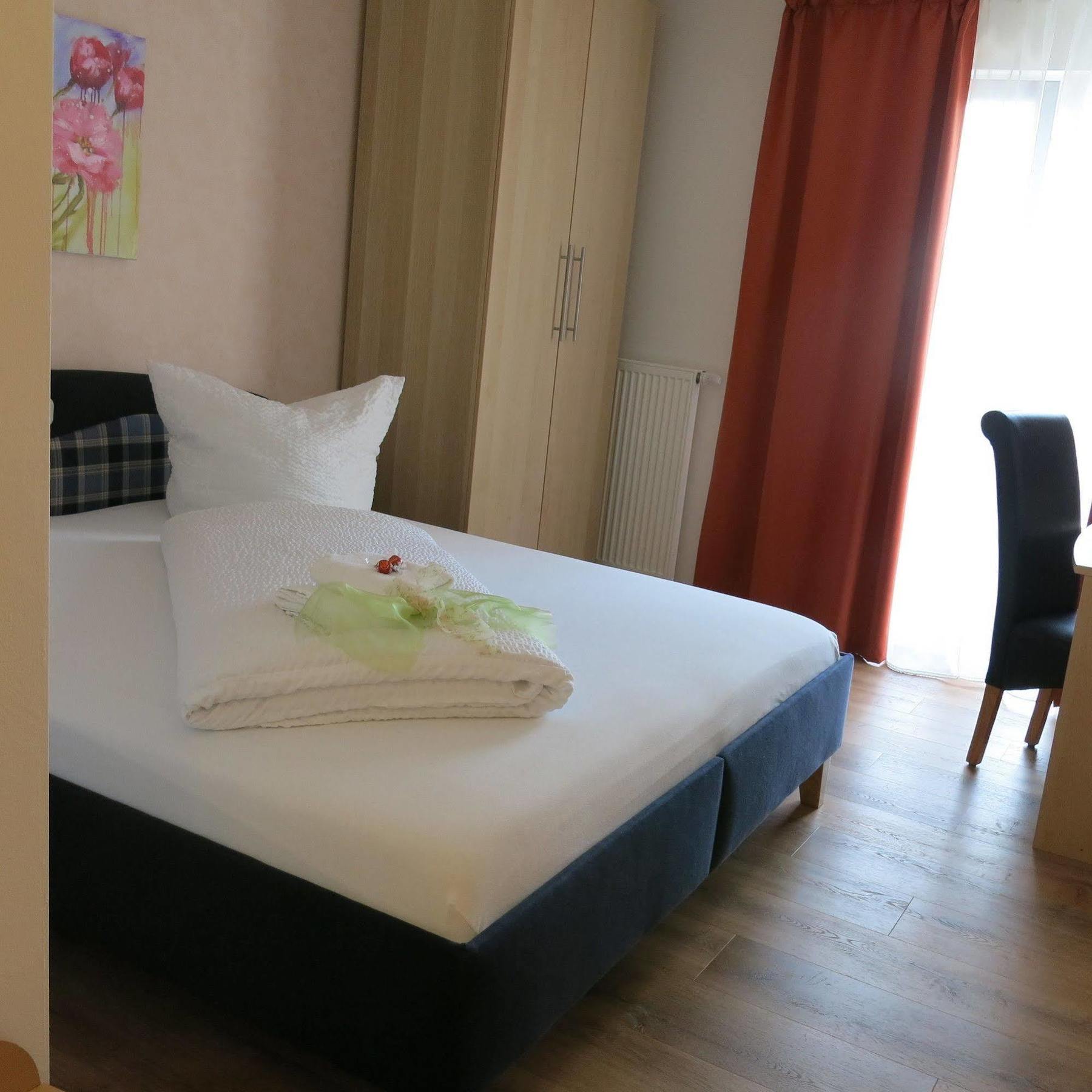 Hotel Ackermann Riedstadt ภายนอก รูปภาพ