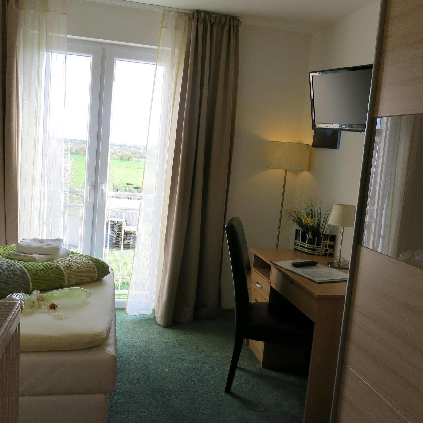 Hotel Ackermann Riedstadt ภายนอก รูปภาพ