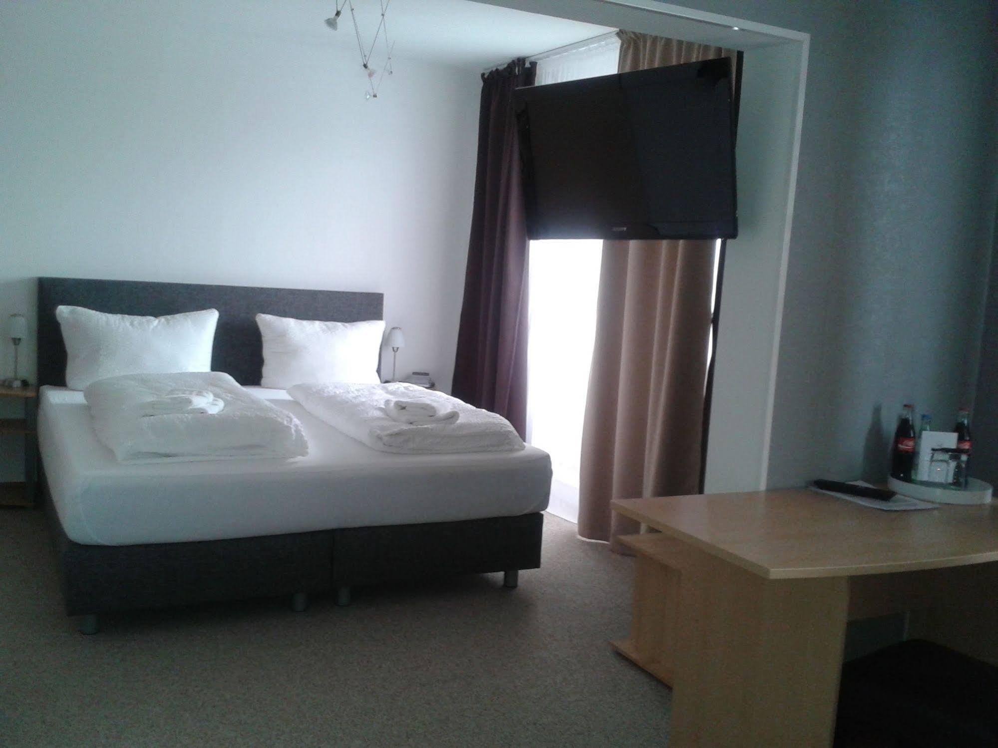 Hotel Ackermann Riedstadt ภายนอก รูปภาพ