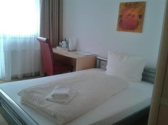 Hotel Ackermann Riedstadt ภายนอก รูปภาพ